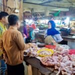 Tim Direktorat Jenderal Peternakan dan Kesehatan Hewan Kementerian Pertanian (Kementan) melakukan inspeksi harga ayam di Pasar Klender SS pada Jumat (13/2/2026). (ANTARA/HO-Kementan RI)
