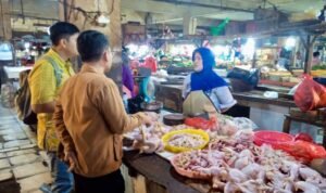 Tim Direktorat Jenderal Peternakan dan Kesehatan Hewan Kementerian Pertanian (Kementan) melakukan inspeksi harga ayam di Pasar Klender SS pada Jumat (13/2/2026). (ANTARA/HO-Kementan RI)
