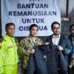 EIGER Adventure melalui kampanye EIGER Share menyalurkan bantuan kemanusiaan berupa perlengkapan pakaian bagi para korban bencana longsor di Desa Pasirlangu.