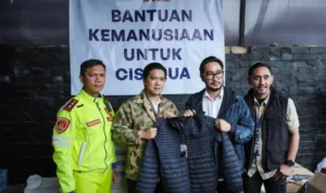 EIGER Adventure melalui kampanye EIGER Share menyalurkan bantuan kemanusiaan berupa perlengkapan pakaian bagi para korban bencana longsor di Desa Pasirlangu.