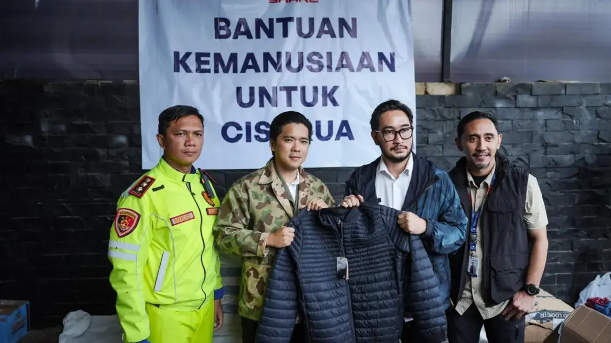 Eiger Cisarua EIGER Adventure melalui kampanye EIGER Share menyalurkan bantuan kemanusiaan berupa perlengkapan pakaian bagi para korban bencana longsor di Desa Pasirlangu.