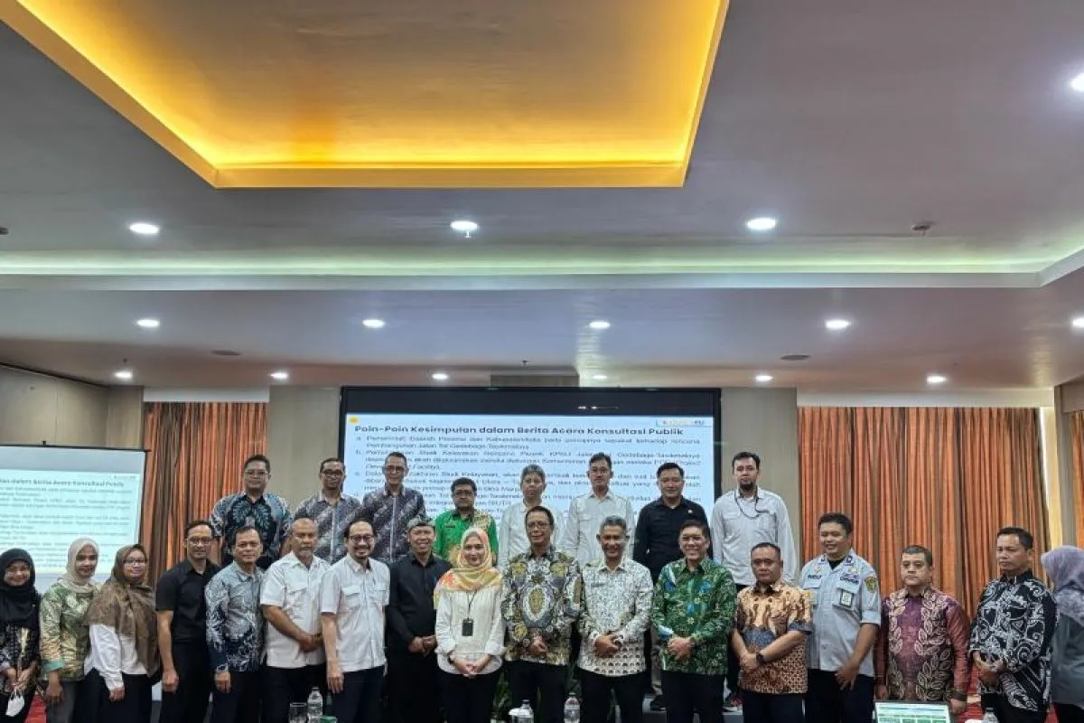 Sekretaris Daerah Kabupaten Bandung Cakra Amiyana membahas pembangunan tol bersama Kementerian Pekerjaan Umum di Bandung, Jawa Barat. ANTARA/HO-Pemkab Bandung