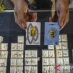Arsip foto - Karyawan menunjukkan emas di Kantor Pusat Galeri 24 Pegadaian, Jalan Salemba Raya, Jakarta. Harga emas yang dikutip dari laman resmi Pegadaian, Minggu (20/7/2025) menunjukkan harga dua produk logam mulia, yakni buatan UBS dan Galeri24 yang mengalami fluktuasi harga jual dari hari sebelumnya. ANTARA FOTO/Galih Pradipta/rwa/pri. (ANTARA FOTO/GALIH PRADIPTA)