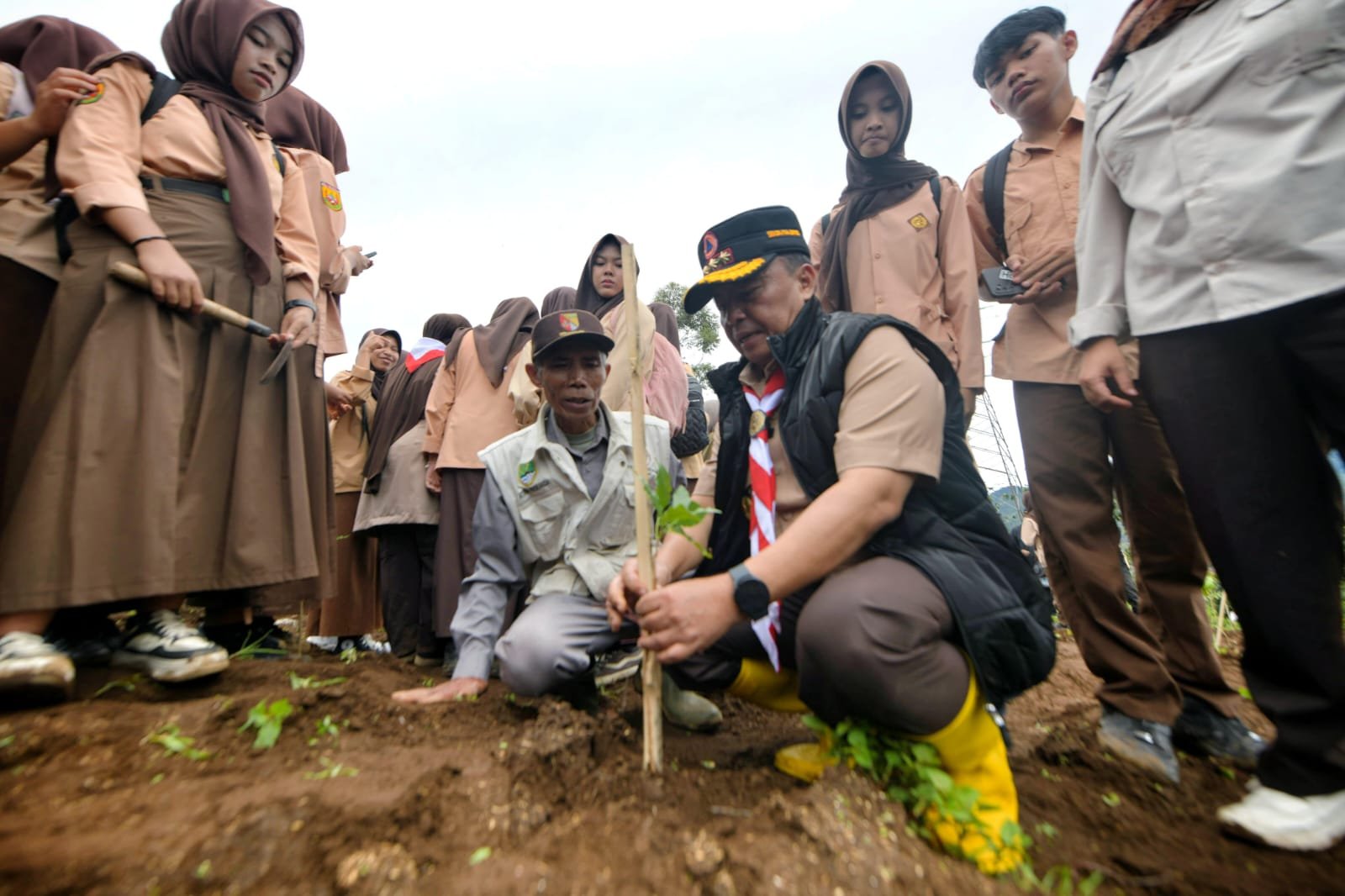 Ketua Kwartir Daerah Gerakan Pramuka Jawa Barat, Herman Suryatman saat melakukan penanaman pohon.