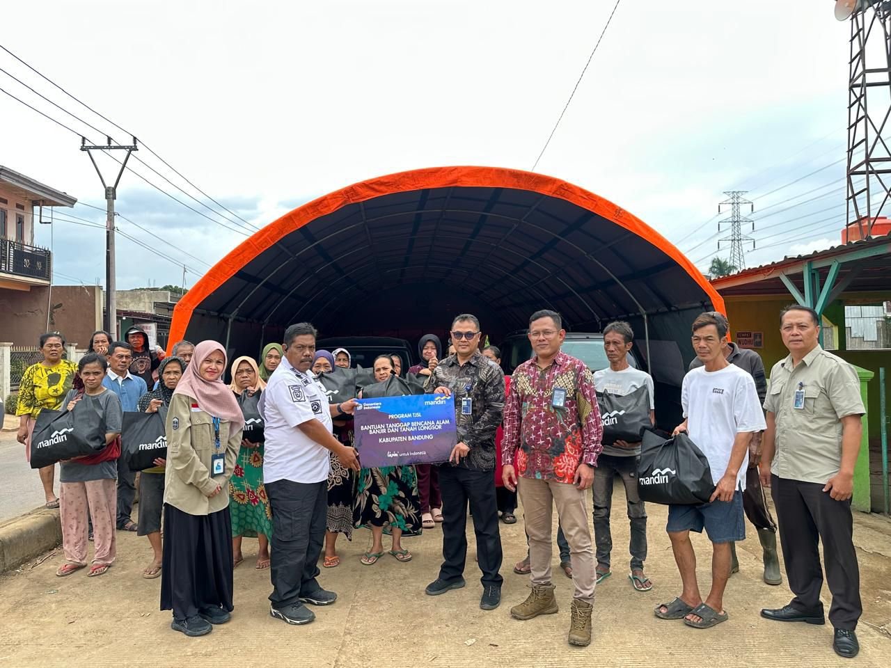 Untuk memastikan sinergi dan penanganan bencana yang optimal, penyaluran paket bantuan dilakukan melalui koordinasi dengan BPBD Kabupaten Bandung, sebelum didistribusikan kepada warga terdampak yang masih melakukan tanggap bencana di lokasi tanggul jebol.