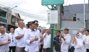 Wali Kota dan Wakil Wali Kota Cimahi, Ngatiyana-Adhithia Yudhistira saat Meresmikan nama Jalan (Mong)