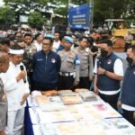 Gubernur Jawa Barat Dedi Mulyadi bersama Kapolda Jawa Barat Rudi Setiawan melakukan pemusnahan barang bukti hasil tindak pidana dalam kegiatan yang digelar Polda Jawa Barat, Rabu (18/2/2026). Barang bukti yang dimusnahkan meliputi 28,9 kilogram sabu, sekitar 160 ribu butir obat-obatan terlarang, lebih dari 69 ribu botol minuman keras, dan hampir 5 ribu knalpot tidak sesuai spesifikasi teknis (brong). Sementara itu, hampir 1.000 unit kendaraan roda dua dan roda empat hasil tindak pidana dikembalikan kepada pemiliknya.