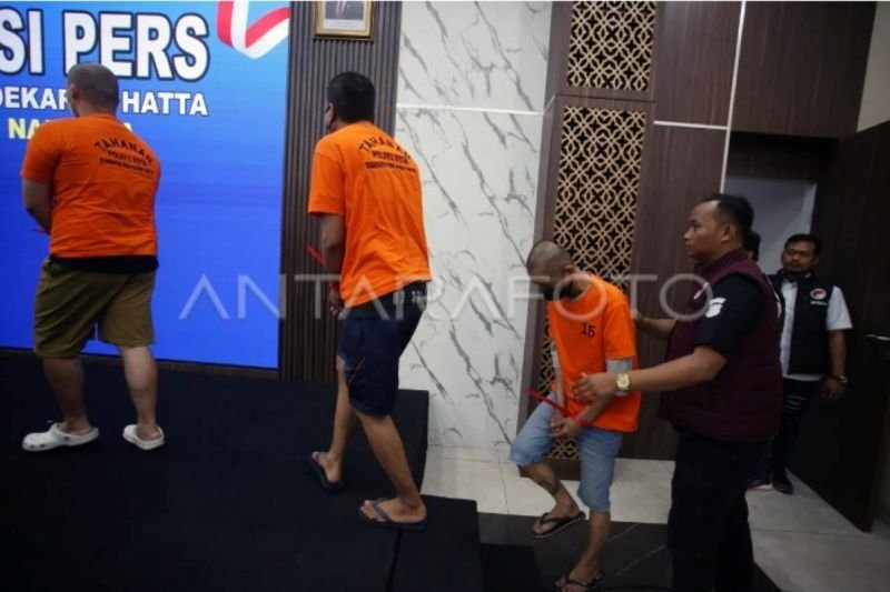 Petugas menggiring tersangka kasus peredaran vape berisi obat keras saat rilis di Mapolresta Bandara Soekarno Hatta, Tangerang, Banten, Rabu (12/11/2025). Satuan Reserse Narkoba Polresta Bandara Soekarno Hatta berhasil membongkar jaringan peredaran cartridge vape berisi obat keras jenis etomidate dengan nilai ekonomi mencapai Rp42,5 miliar serta mengamankan empat orang tersangka pengedar yang terdiri dari dua orang WNI dan dua orang warga negara Malaysia. ANTARA FOTO/Muhammad Iqbal/tom. (Muhammad Iqbal)