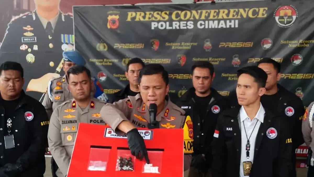 Kapolres Cimahi, AKBP Niko N Adi Putra saat mengungkapkan Tindak Pidana Narkotika jenis Sabu dengan modus Dimasukan Kedalam Cangkang Tutut atau Keong. Foto: Firman Satria