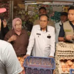 Wali Kota Cimahi, Ngatiyana bersama Direktur Reserse Kriminal Khusus Polda Jabar, Komisaris Besar Polisi, Wirdhanto Hadicaksono saat Inspeksi Mendadak ke Pasar Atas Baru Cimahi (Mong)