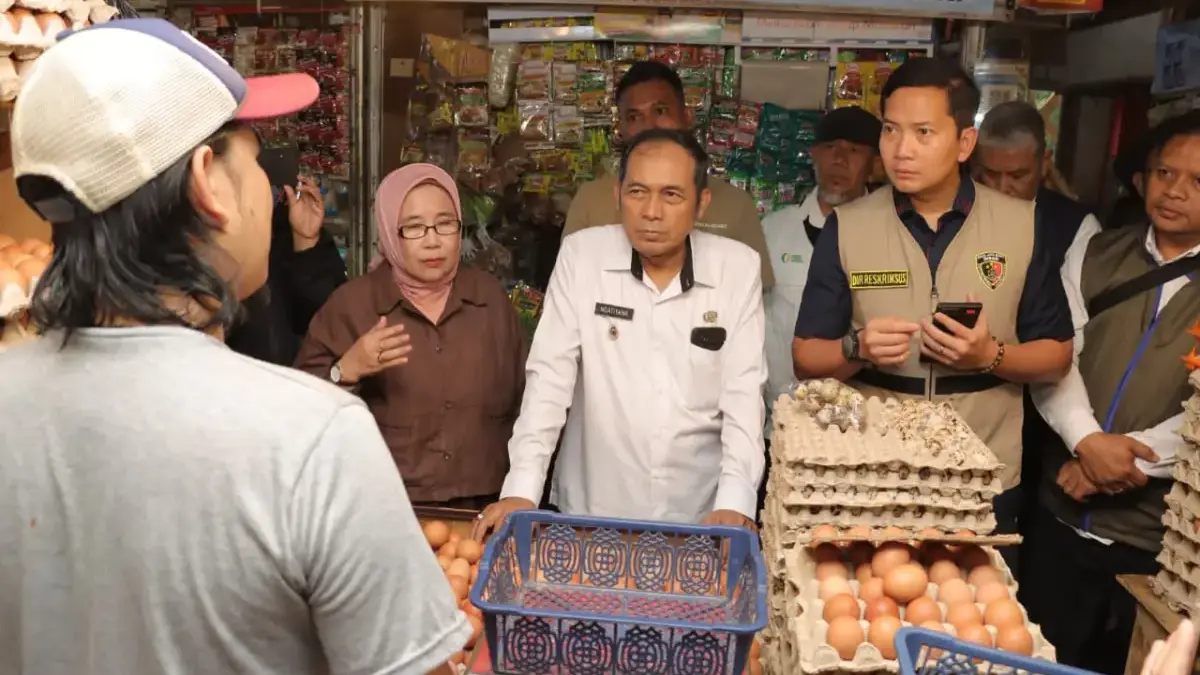 Wali Kota Cimahi, Ngatiyana bersama Direktur Reserse Kriminal Khusus Polda Jabar, Komisaris Besar Polisi, Wirdhanto Hadicaksono saat Inspeksi Mendadak ke Pasar Atas Baru Cimahi (Mong)