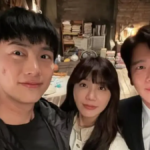 Taecyeon 2PM (kiri) sedang bersama cast drakor Blind (Sumber: Instagram @taecyeonokay)