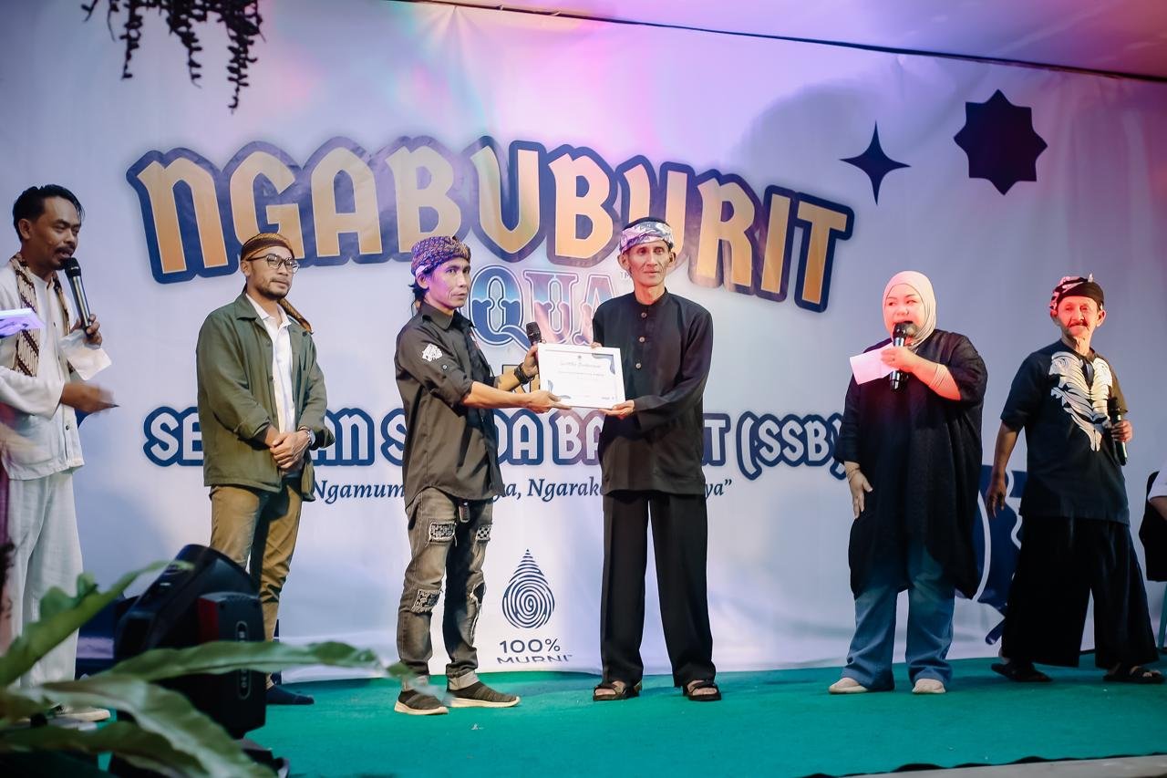 Seniman Senior Jabar Ngabuburit Bersama Warga Kampung Adat Banceuy di Subang