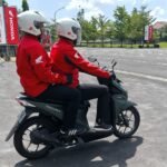 Hindari Berboncengan dengan Memegang Behel Belakang Sepeda Motor