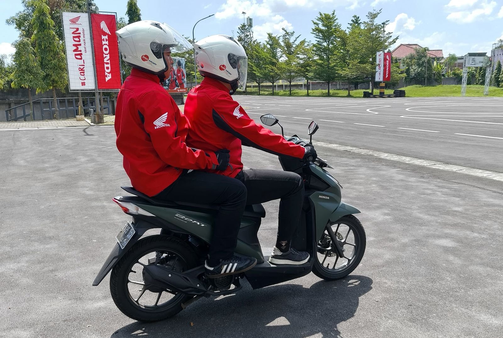 Hindari Berboncengan dengan Memegang Behel Belakang Sepeda Motor