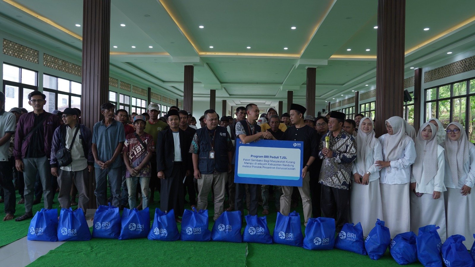 BRI Regional Office 9 Bandung Gandeng Yayasan dan Pesantren Salurkan Bantuan Sembako bagi Masyarakat Prasejahtera