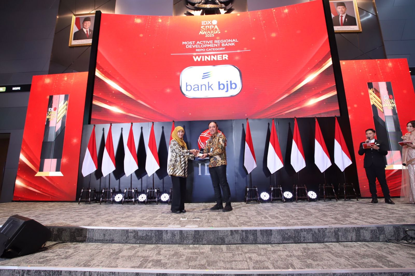 https://radarjabar.disway.id/nasional/read/696080/bank-bjb-raih-penghargaan-sppa-2025-perkuat-peran-di-pasar-keuangan