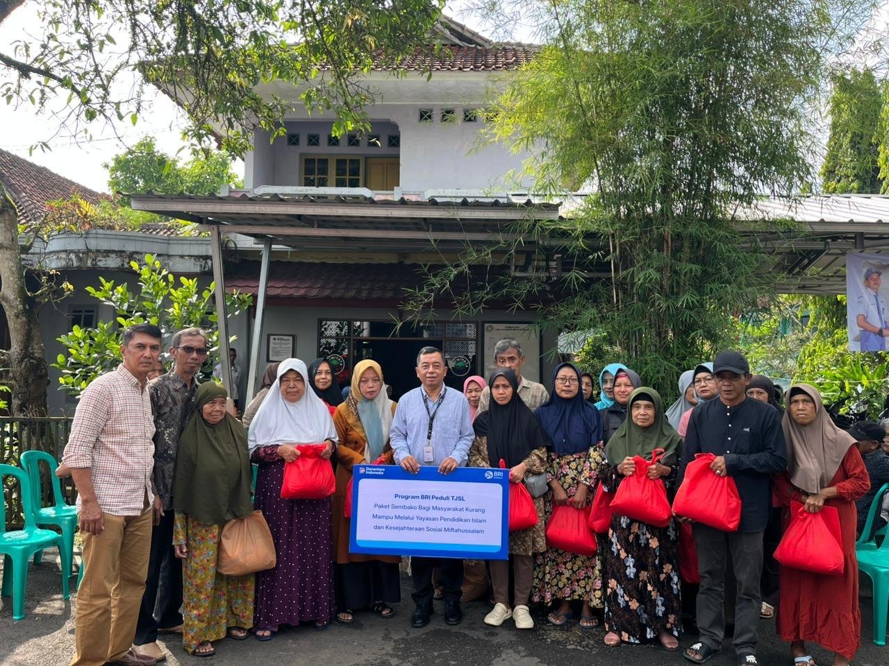 BRI BO Ciamis Berkolaborasi dengan Lembaga Sosial Salurkan Bantuan Sembako bagi Masyarakat