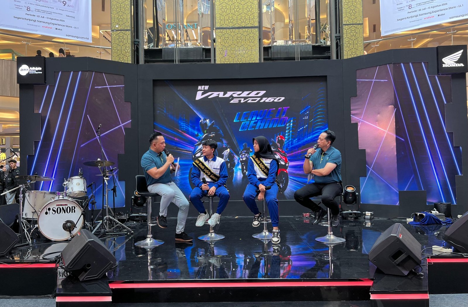 Para pengunjung yang antusias melihat langsung New Honda Vario Evo 160 di Regional Public Exhibition New Honda Vario Evo 160 di Trans Studio Mall Bandung.